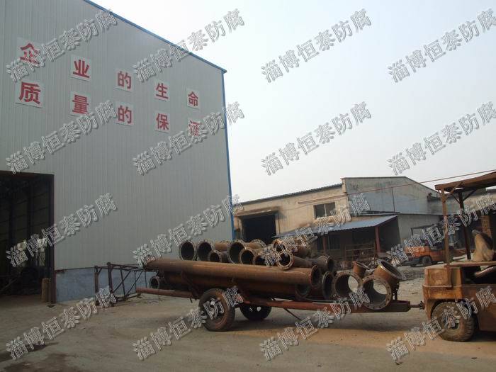 公司鉚焊車間（左），精工四氟車間（右）